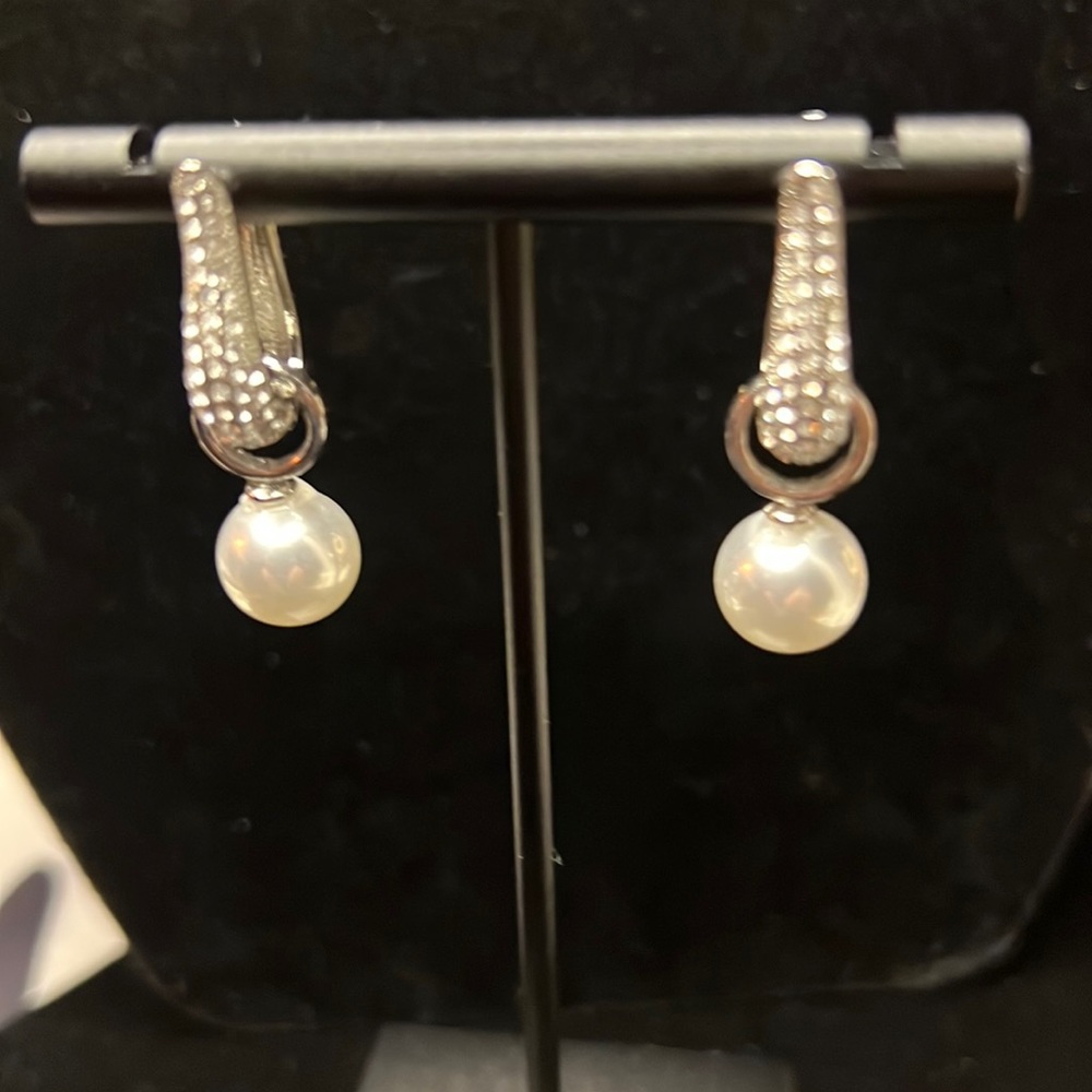 NEW ✨😃PEARL DROP EARRINGS WITH GEMSTONE 💎 S AND DETATCHABLE EARNINGS.